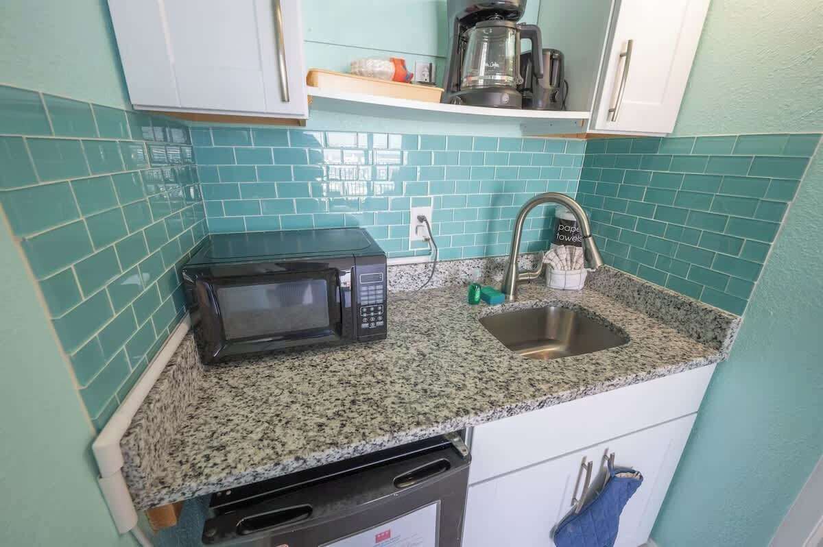 Kylskåp, mikrovågsugn, spishäll och diskmaskin