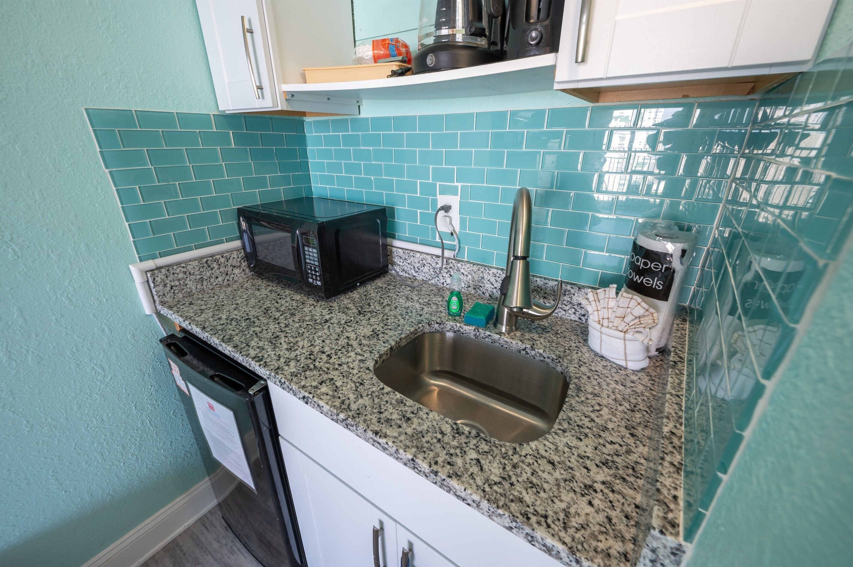 Réfrigérateur, micro-ondes, cafetière/bouilloire, grille-pain