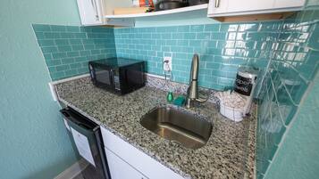 Refrigerador, microondas, cafetera y tetera y tostadora