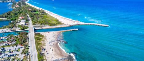 Playa en los alrededores, camastros y toallas de playa