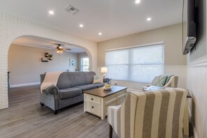 Smart TV - Private saltwater pool, beach service perks, conveniently located! Dinner on us! (Boynton Beach)