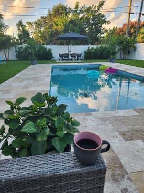 Outdoor pool, a heated pool - Private saltwater pool, beach service perks, conveniently located! Dinner on us! (Boynton Beach)