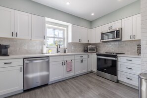 Fridge, microwave, oven, stovetop - Private saltwater pool, beach service perks, conveniently located! Dinner on us! (Boynton Beach)