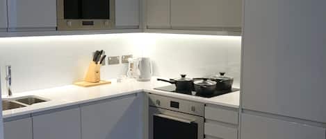 Frigorífico, horno, lavavajillas y hervidor eléctrico