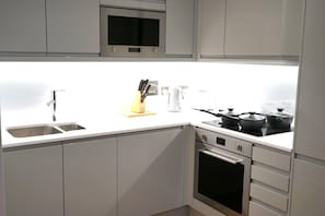 Frigorifero, forno, lavastoviglie, bollitore elettrico