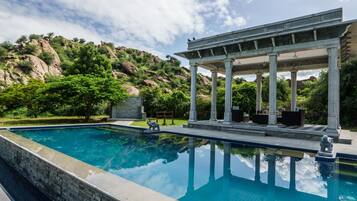 8 piscinas al aire libre