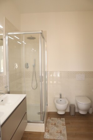 Dusche, Haartrockner, Bidet, Handtücher