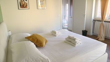 1 habitación, escritorio, tabla de planchar con plancha y wifi