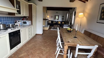 Frigorífico, microondas, horno y placa de cocina