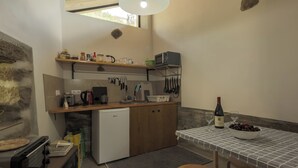 咖啡機/沖茶器、雪櫃、微波爐、焗爐