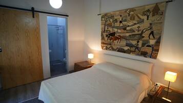 1 habitación, escritorio, tabla de planchar con plancha y wifi gratis