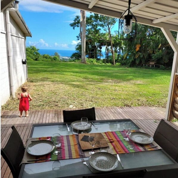 Outdoor dining - Quiet T3 house surrounded by nature (Sainte-Marie)