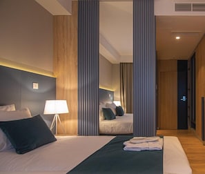 Minibar, coffres-forts dans les chambres, bureau