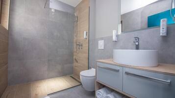 Brusehoved med spredningseffekt, gratis toiletartikler, hårtørrer