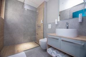 Rainfall showerhead, free toiletries, hair dryer, slippers - Kalima resort (Mostar)