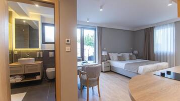 Superior Apartment | Minibar, in-room safe, desk, laptop workspace