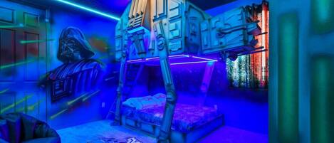 Tabla de planchar con plancha, cuna de viaje, wifi y ropa de cama