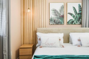 Tabla de planchar con plancha, cuna de viaje, wifi y ropa de cama 