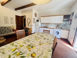 Apartment | Private kitchenette | Full-size fridge, cookware/dishes/utensils, dining tables - Trilocale in Centro con Giardino (San Teodoro)