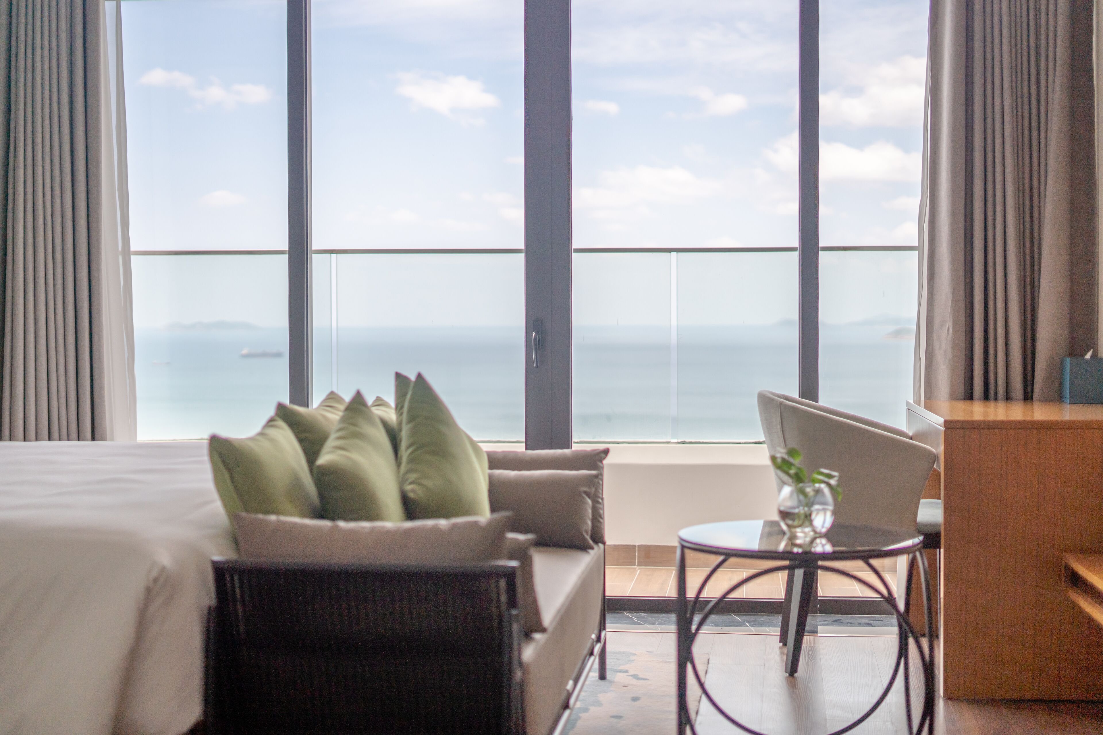 Executive Suite Oceanfront | Premium bedding, memory foam beds, in-room safe, individually decorated