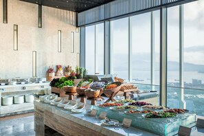 Daily buffet breakfast (VND 280000 per person)