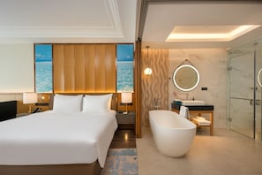 Premium bedding, memory foam beds, in-room safe, individually decorated - Grand Hyams Hotel - Quy Nhon Beach (Quy Nhon)