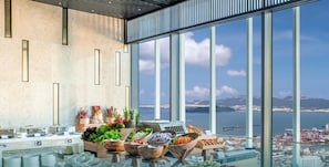 Se ofrece un desayuno bufé (380000 VND por persona)