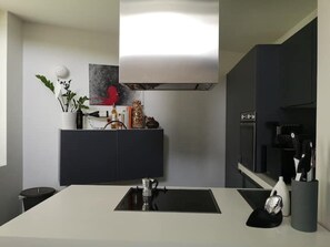 Refrigerador, microondas, horno, placa de cocina