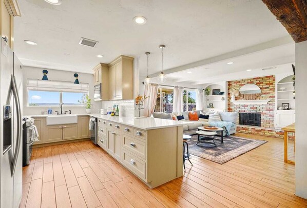 KĂŒhlschrank, Mikrowelle, Ofen, Herdplatte