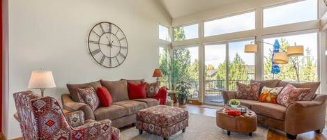 TV, peis, bøker og kontorer