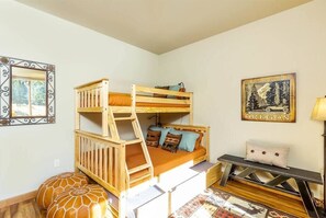 2 slaapkamers, een strijkplank/strijkijzer, reisbedje, wifi