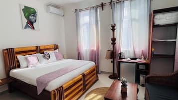 Habitación doble Deluxe | Artículos del minibar gratis y caja de seguridad en la habitación