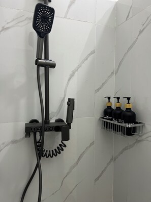 Rainfall showerhead, hair dryer, towels - Nungwi Beach Front (Nungwi)