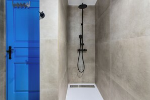 Douche, sèche-cheveux, serviettes fournies