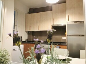 Een koelkast, een microgolfoven, een oven, een kookplaat