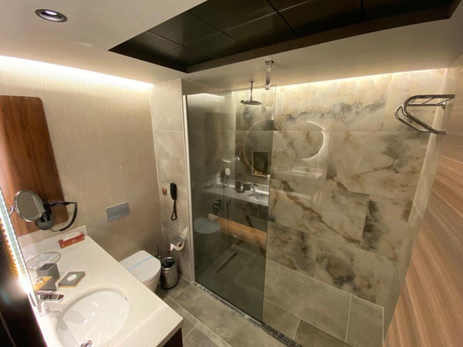 Double or Twin Room | Bathroom | Shower, rainfall showerhead, free toiletries, hair dryer