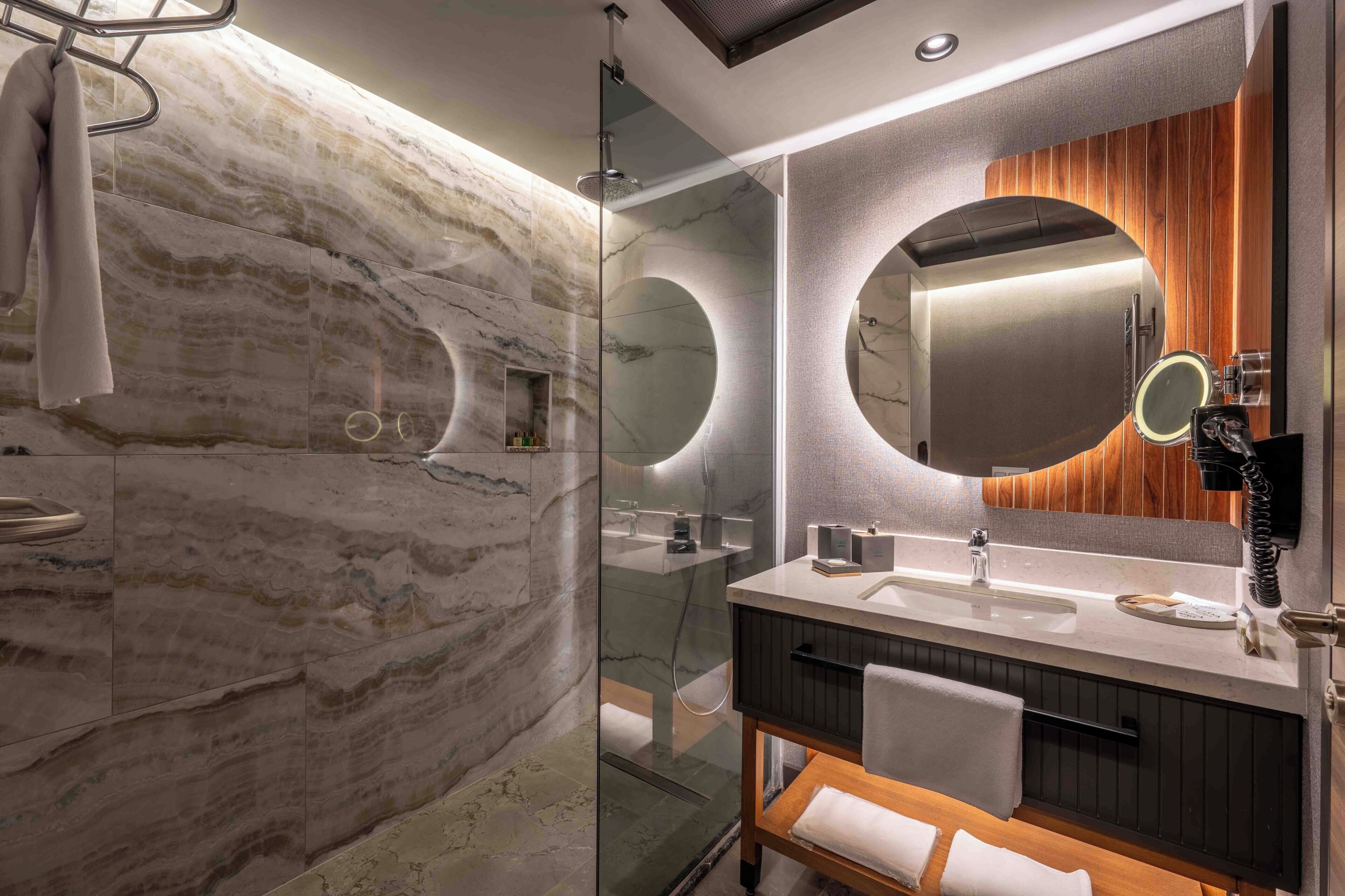 Double or Twin Room | Bathroom | Shower, rainfall showerhead, free toiletries, hair dryer