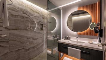 Double or Twin Room | Bathroom | Shower, rainfall showerhead, free toiletries, hair dryer