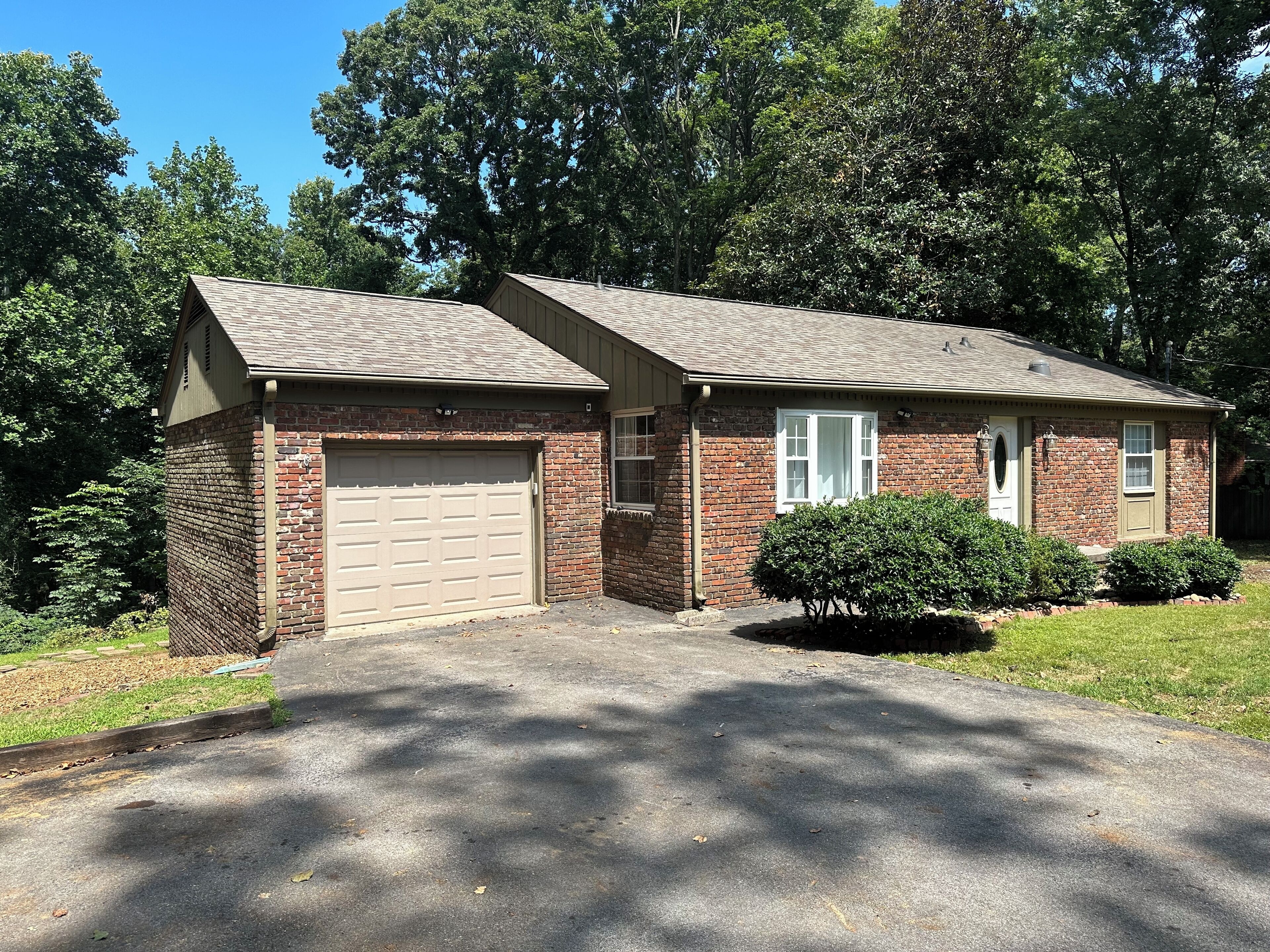 Roomy 4BR home in West Knox w/ Patio - 6mi from UT