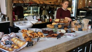 Mostrador de panadería con diversos productos horneados a la venta.