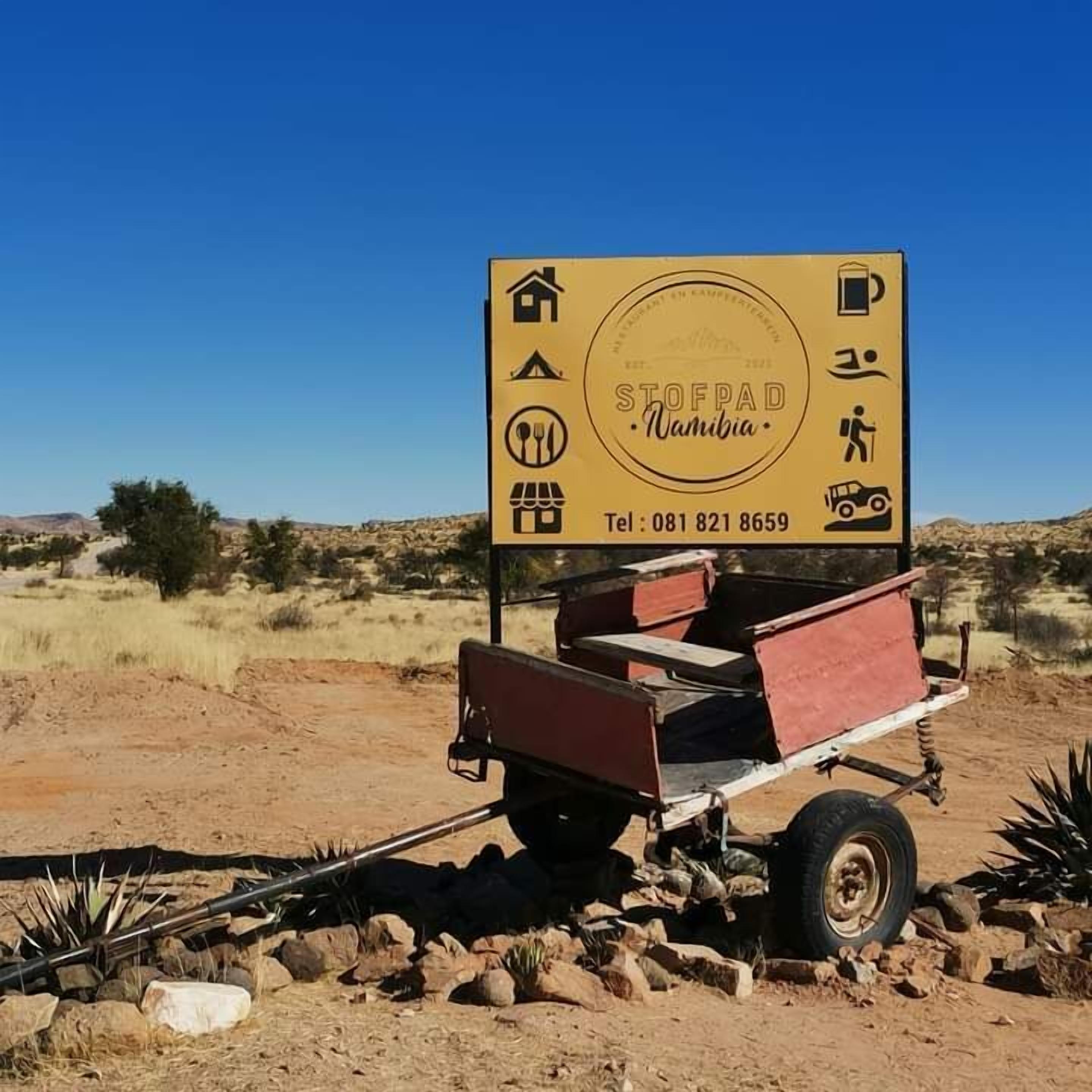 Schild für Stofpad in Namibia mit einer Kontaktnummer.