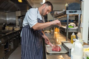 供应早餐、午餐和晚餐