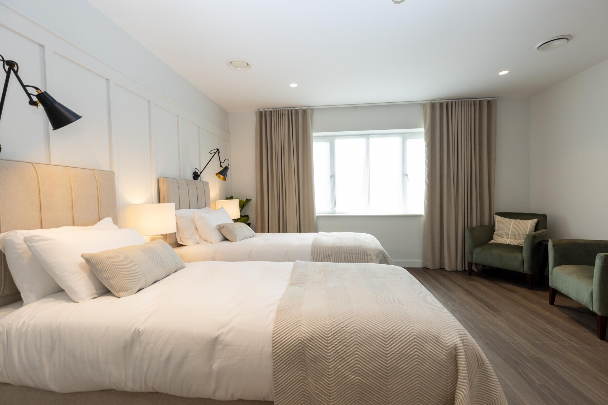 Deluxe kamer, 1 twee- of 2 eenpersoonsbedden, toegankelijk voor mindervaliden, en-suite badkamer | Een kluis op de kamer, individueel gedecoreerd, individueel gemeubileerd