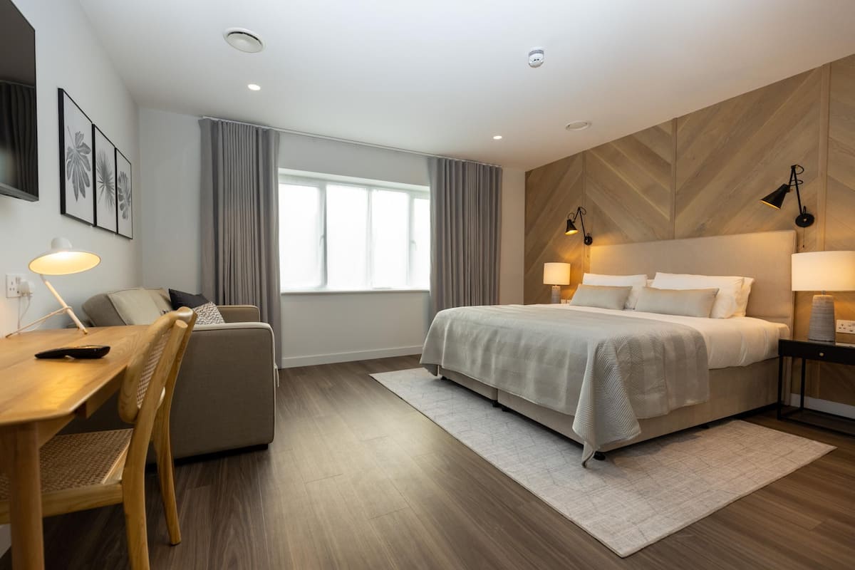 Deluxe-suite - eget badeværelse | 1 soveværelse, pengeskab på værelset, individuelt design
