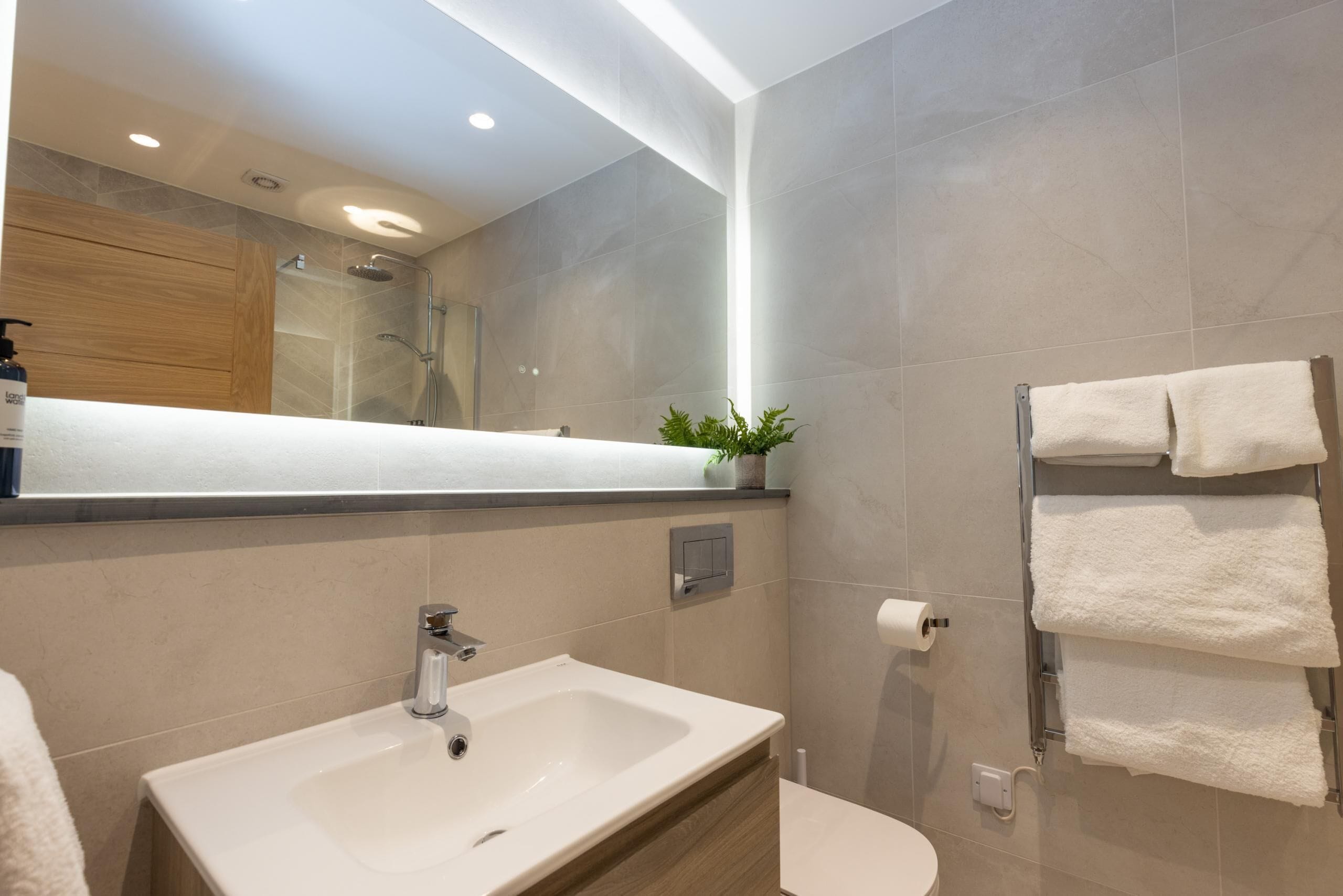 Deluxe kamer, 1 twee- of 2 eenpersoonsbedden, toegankelijk voor mindervaliden, en-suite badkamer | Badkamer | Een douche, een regendouche, gratis toiletartikelen, een haardroger