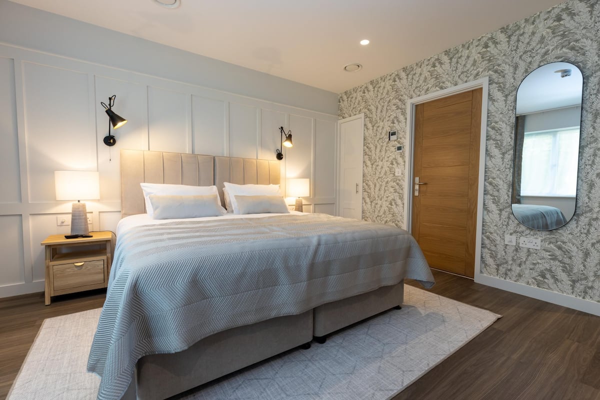 Deluxe Double or Twin Room, Accessible, Ensuite | In-room safe, blackout drapes, iron/ironing board, WiFi (free)