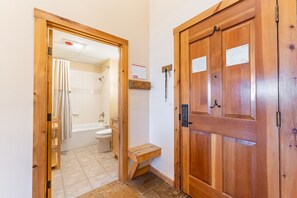 Combined shower/bathtub, hair dryer, towels, soap - Top Floor w/ Mountain & Ski Slope Views, Ideal Location in River Run Village (Keystone)