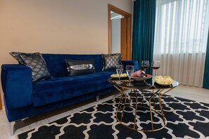 Desk, free WiFi, bed sheets - Lina Suit Hotel (Istanbul)