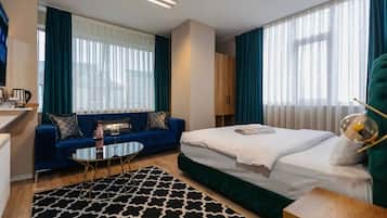 Family Room | Desk, free WiFi, bed sheets