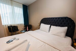 Desk, free WiFi, bed sheets - Lina Suit Hotel (Istanbul)